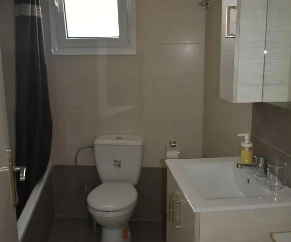 Alexandra Apartment *